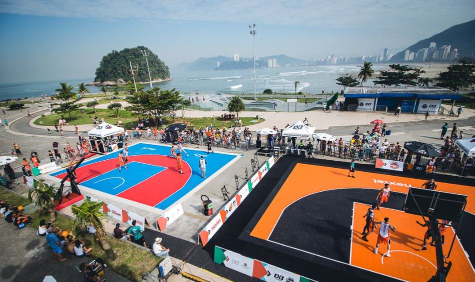 Vista aérea das quadras de basquete 3x3 montadas na orla de Santos