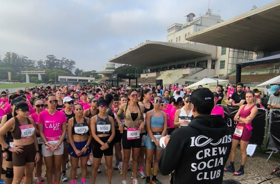 Centenas de mulheres na largada do C6 Lauf Run, com as arquibancadas do Jockey Club de São Paulo ao fundo